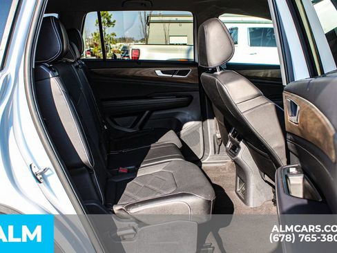 Used 2025 Volkswagen Atlas SE image 22