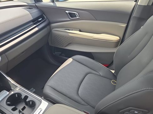 New 2027 Kia Carnival EX FWD image 16
