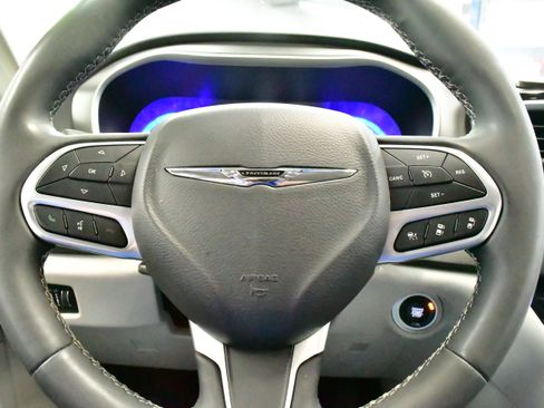 Used 2023 Chrysler Pacifica Touring-L FWD image 22