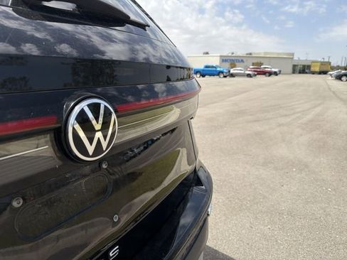 Used 2025 Volkswagen Taos SE FWD image 38