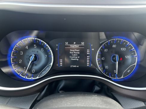 Used 2022 Chrysler Voyager LX image 14