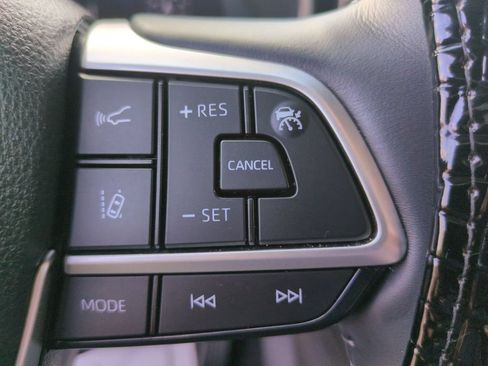 Used 2025 Toyota Highlander Platinum AWD/4WD image 18