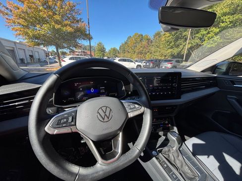 Used 2025 Volkswagen Jetta SE image 33