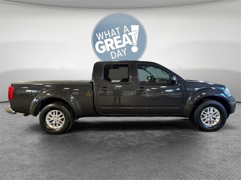 Used 2015 Nissan Frontier SV image 2