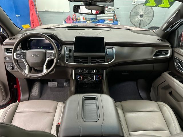 Used 2022 Chevrolet Tahoe Z71 w/ Luxury Package AWD/4WD image 11