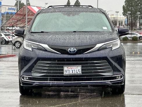 Used 2022 Toyota Sienna Limited image 10