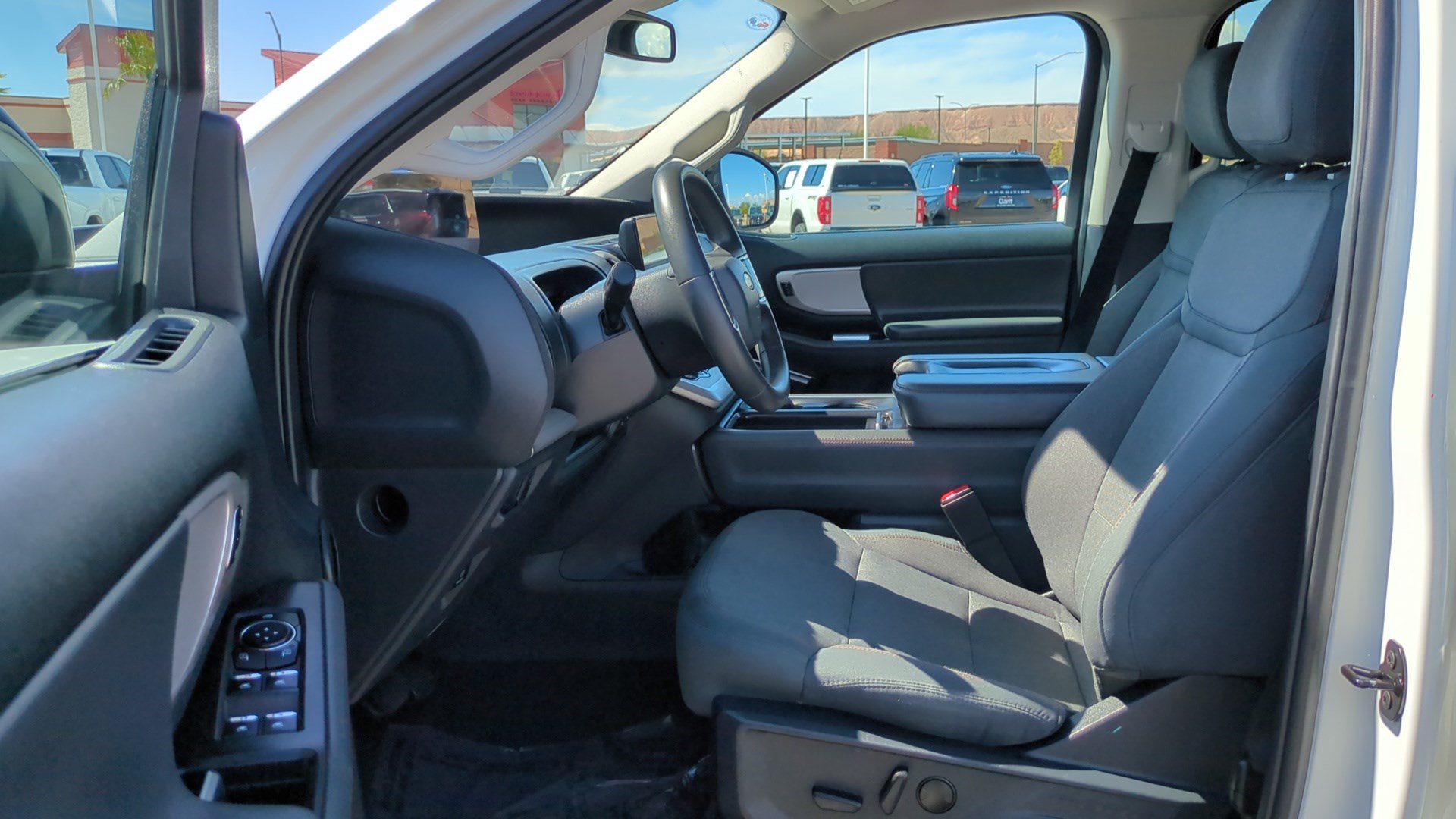 Used 2025 Ford Expedition Active RWD image 17