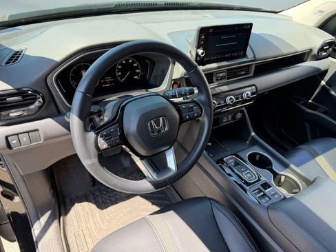 Used 2025 Honda Pilot Touring image 4