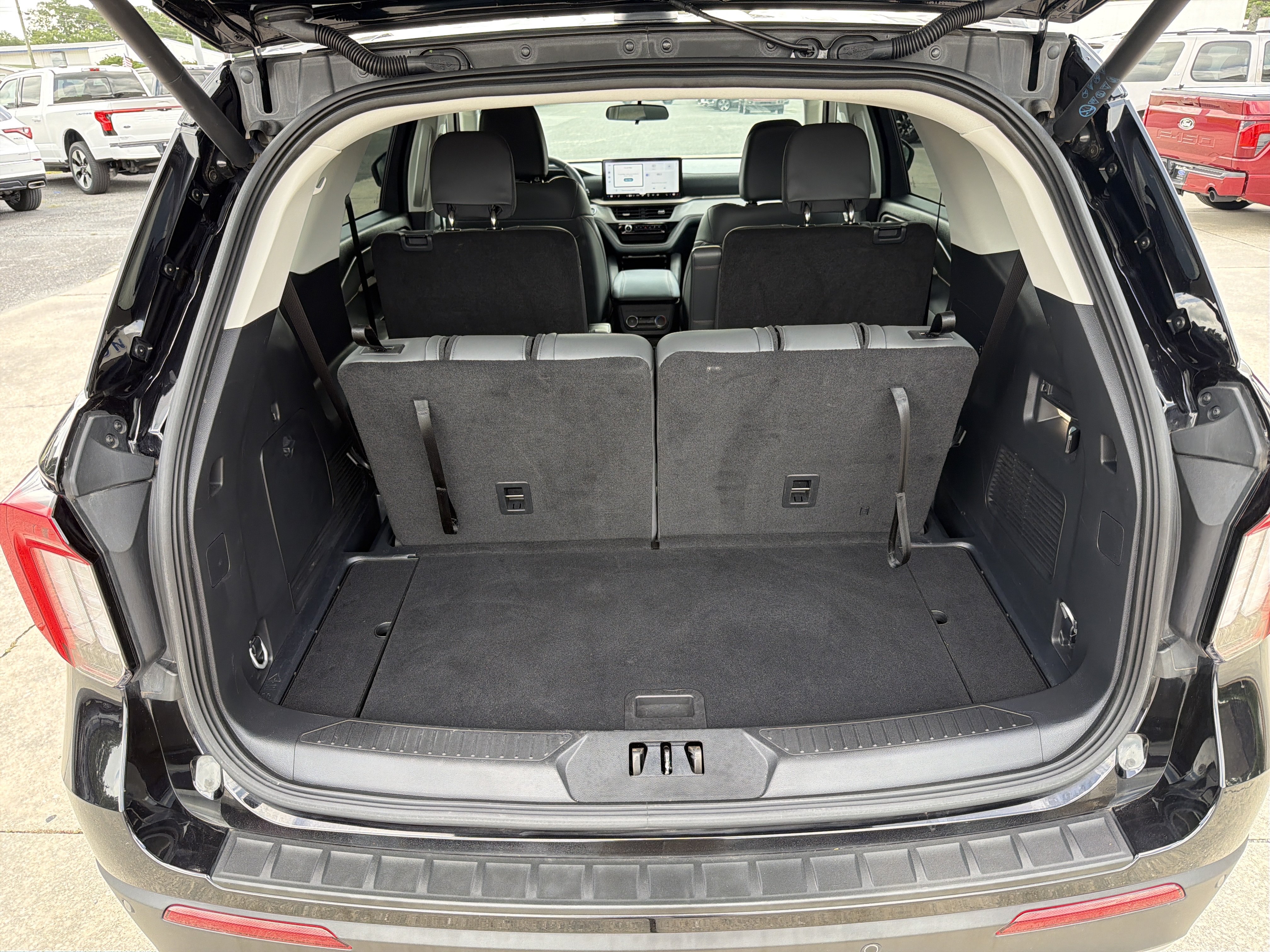 Used 2025 Ford Explorer Active w/ Active Comfort Package RWD image 8