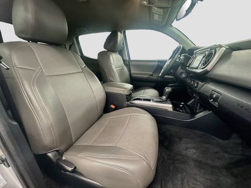 Used 2016 Toyota Tacoma SR5 w/ SR5 Appearance Package (SN) AWD/4WD image 25