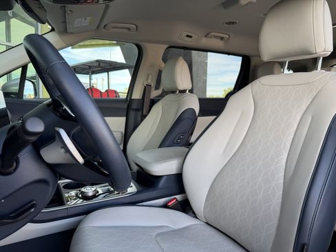 Used 2025 Kia Carnival EX image 34
