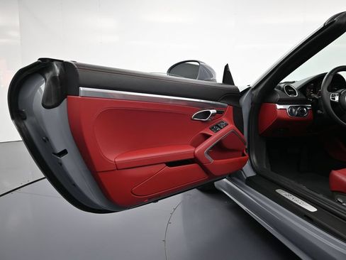 Certified 2024 Porsche 718 Boxster RWD image 12