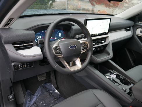New 2026 Ford Explorer Active w/ Active Comfort Package image 4