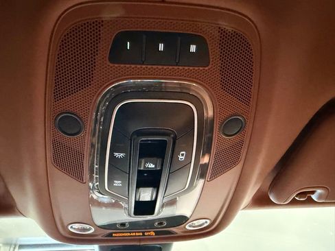 Used 2018 Bentley Bentayga AWD/4WD image 23