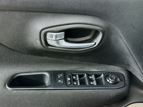 Used 2017 Jeep Renegade Latitude image 15