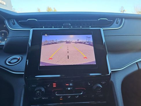 New 2025 Jeep Grand Cherokee Altitude image 23