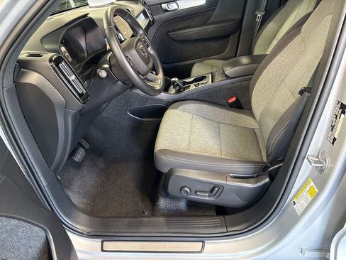 Used 2025 Volvo XC40 B5 Core image 27