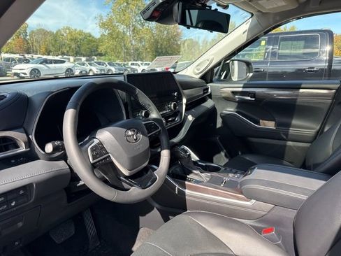 Used 2023 Toyota Highlander Limited image 7
