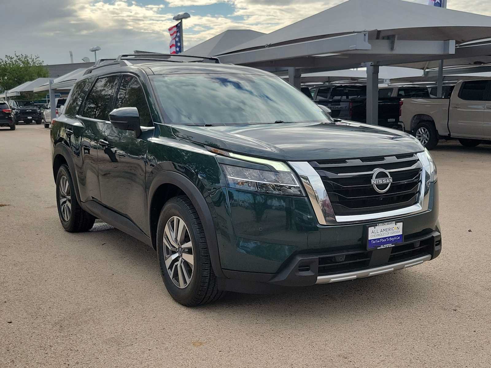 Used 2023 Nissan Pathfinder SL FWD image 2