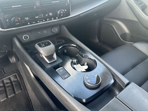 Certified 2022 Nissan Rogue SV w/ SV Premium Package image 27