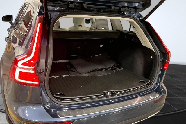 Certified 2023 Volvo V60 B5 Cross Country Plus w/ Climate Package AWD/4WD image 6