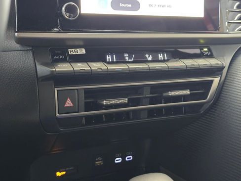 Used 2025 Toyota Camry SE image 33