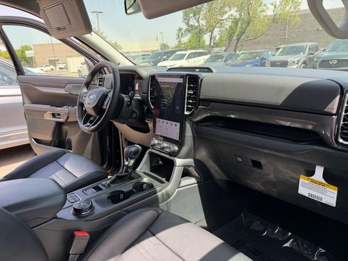 Used 2025 Ford Ranger Lariat w/ Black Appearance Package AWD/4WD image 31