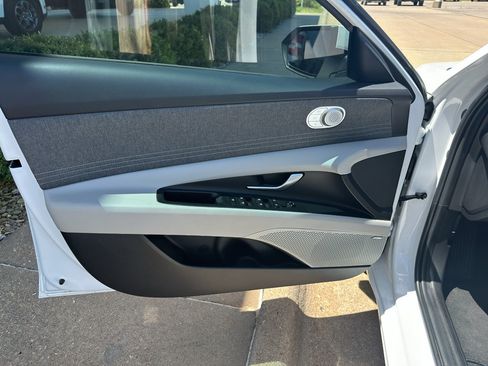 Used 2025 Hyundai Elantra Limited FWD image 14
