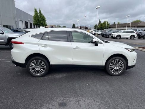 Used 2022 Toyota Venza Limited image 8