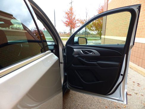 Used 2020 Chevrolet Traverse LT image 41