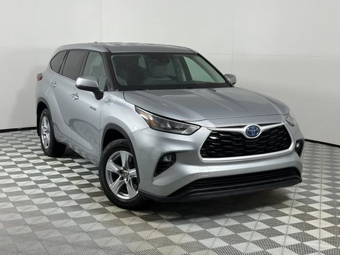 Used 2020 Toyota Highlander LE AWD/4WD image 2