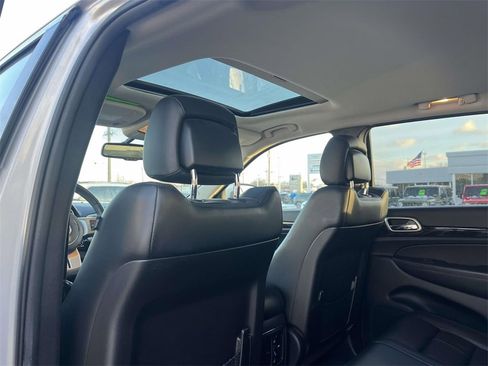 Used 2013 Jeep Grand Cherokee Laredo image 16