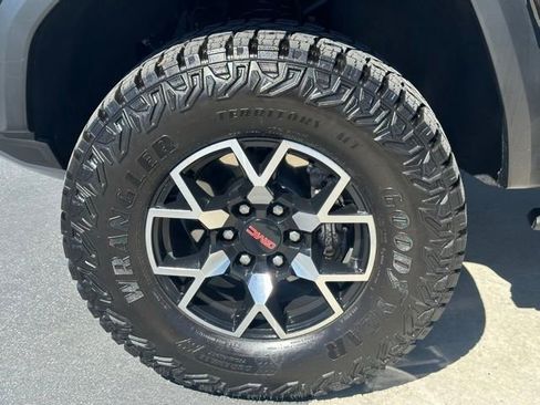 Certified 2025 GMC Canyon AT4 w/ AT4X Package AWD/4WD image 33