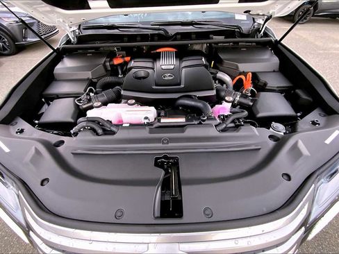 New 2025 Lexus LX 700h Luxury image 16