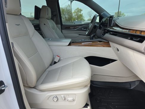 Used 2023 Cadillac Escalade Premium Luxury Platinum w/ Heavy-Duty Trailer Package AWD/4WD image 17