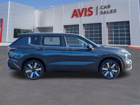 Used 2025 Mitsubishi Outlander SE image 9