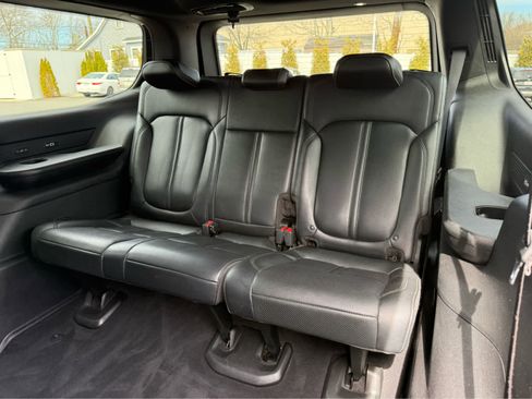 Used 2022 Jeep Wagoneer Series III w/ Rear Seat Video Group 1 AWD/4WD image 9
