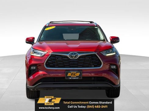 Used 2022 Toyota Highlander Limited AWD/4WD image 2