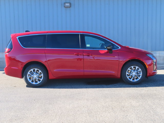 New 2027 Chrysler Pacifica Select AWD/4WD image 3