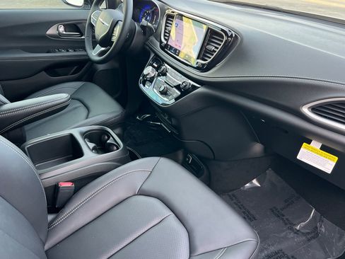 New 2026 Chrysler Pacifica Select image 15
