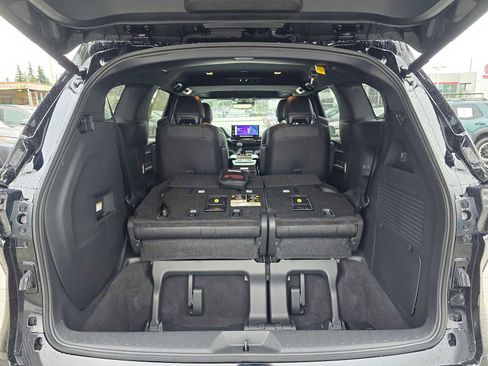 Used 2025 Toyota Sienna Platinum image 18