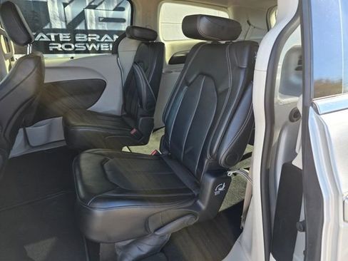 Used 2024 Chrysler Pacifica Touring-L image 26