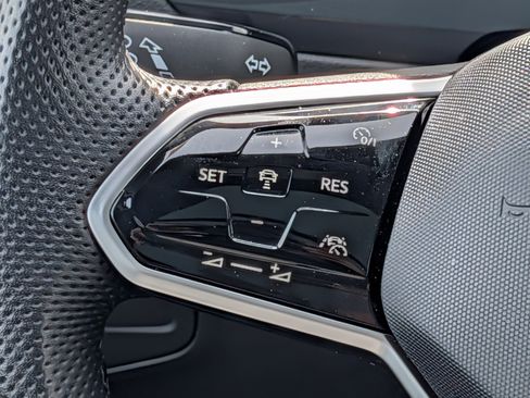 Certified 2022 Volkswagen Tiguan SEL R-Line AWD/4WD image 22