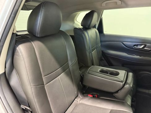 Used 2017 Nissan Rogue SV w/ SV Premium Package image 30