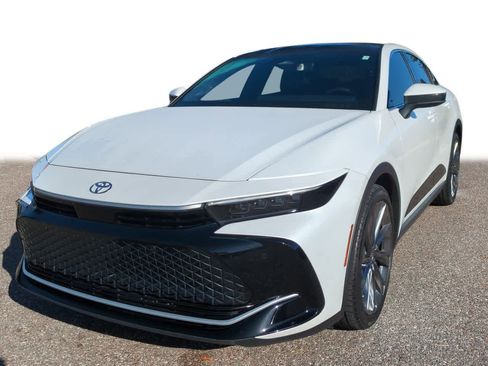 Used 2024 Toyota Crown Limited image 1