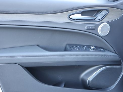 Used 2023 Alfa Romeo Stelvio Ti image 15