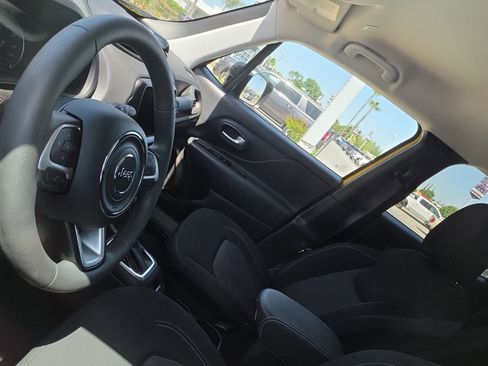 Used 2023 Jeep Renegade Latitude image 6