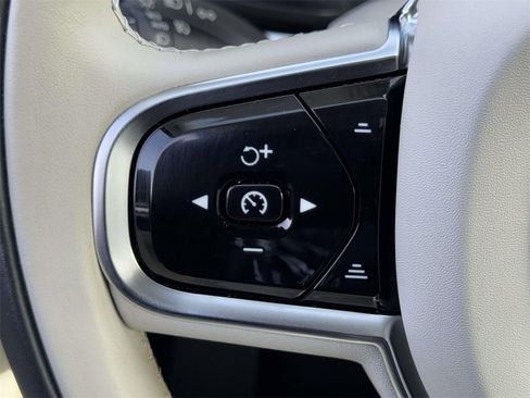 Used 2023 Volvo XC60 B5 Plus image 19