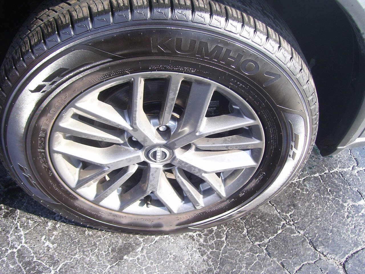 Used 2024 Nissan Rogue S AWD/4WD image 3