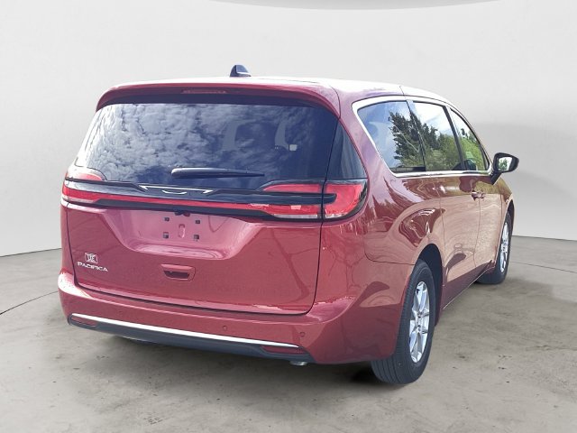 New 2027 Chrysler Pacifica Select FWD image 5
